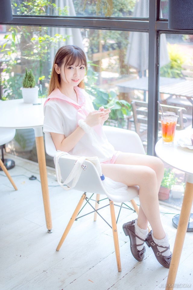 “听从先生调遣！”剩下的蜀将见越来越多的人跪下，盲从加上心中同样对庞统画出来的蓝图吸引，相继跪倒一片，到最后，只剩下刘璝孤零零的站在原地，看着满堂跪在地上的蜀将，面色阴晴不定，跪也不是，不跪也不是。